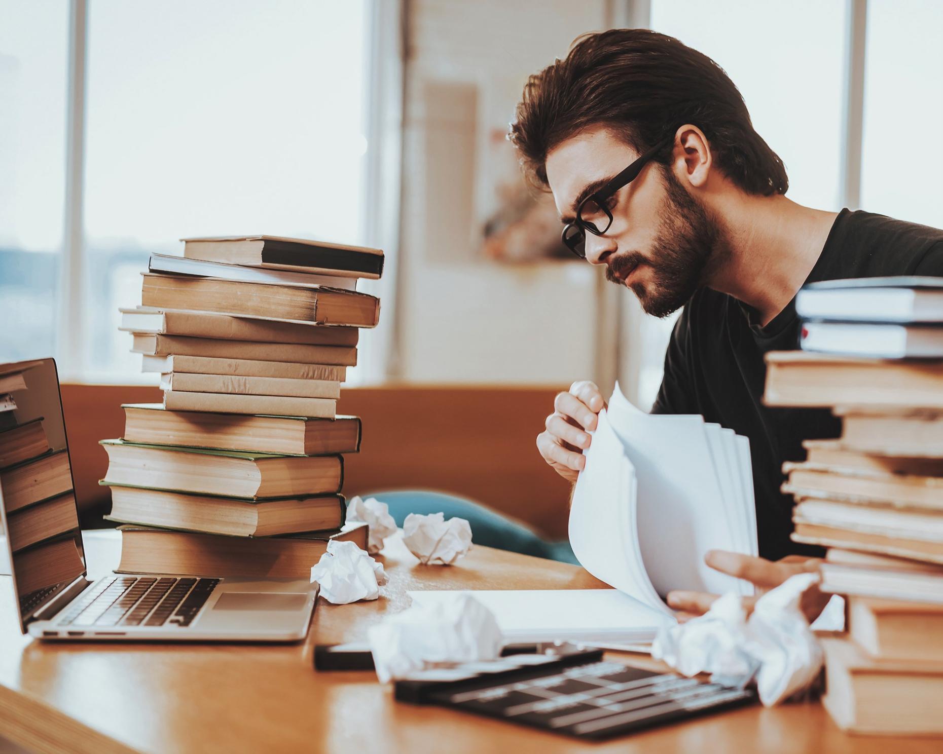 Espacio de trabajo donde se analizan tendencias económicas y se desarrollan recursos educativos sobre inflación