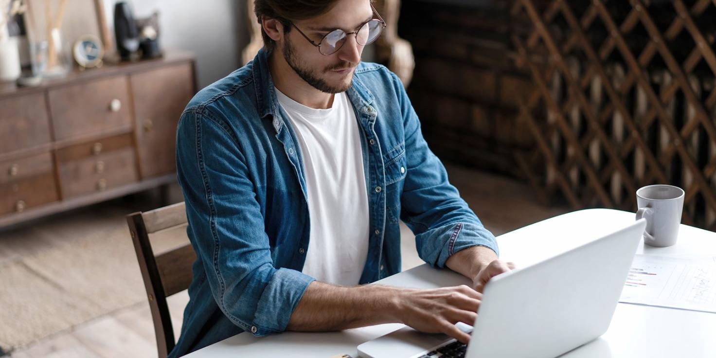 Estudiantes colaborando en análisis financiero